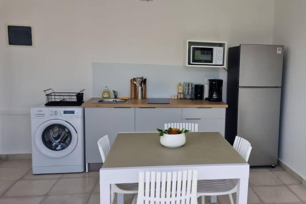 Joli T2 En Bas De Villa Vue Jardin Et Mer Vieux-Habitants Exterior foto