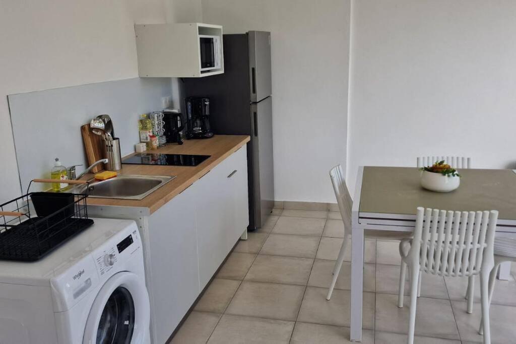 Joli T2 En Bas De Villa Vue Jardin Et Mer Vieux-Habitants Exterior foto